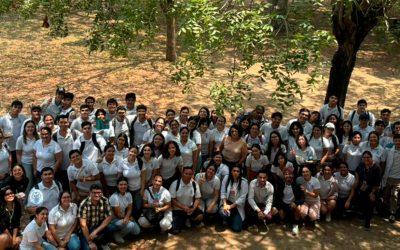 ¡Los estudiantes de ingeniería en biotecnología celebran el Día del Biotecnólogo, con un delicioso pastel!